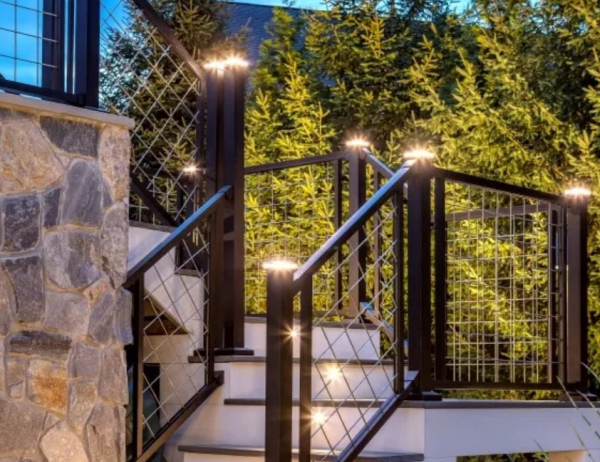 Pagar besi dengan tangga dan lampu pijar